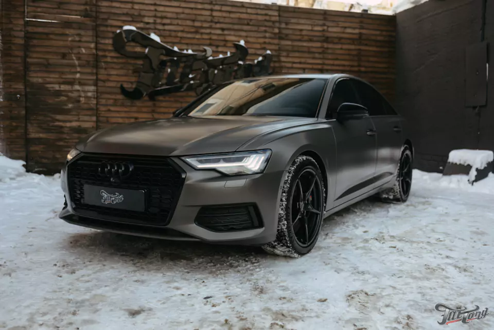 Перетянули потолок Audi A6 в алькантару и окрасили потолочный пластик в черный цвет